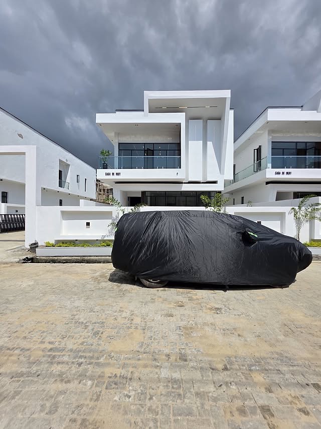 Lagos Luxury: 5-Bed Smart Duplex with Pool & Gym