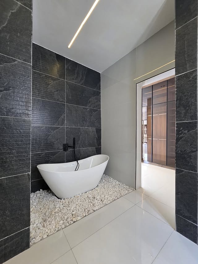 Lagos Luxury: 5-Bed Smart Duplex with Pool & Gym