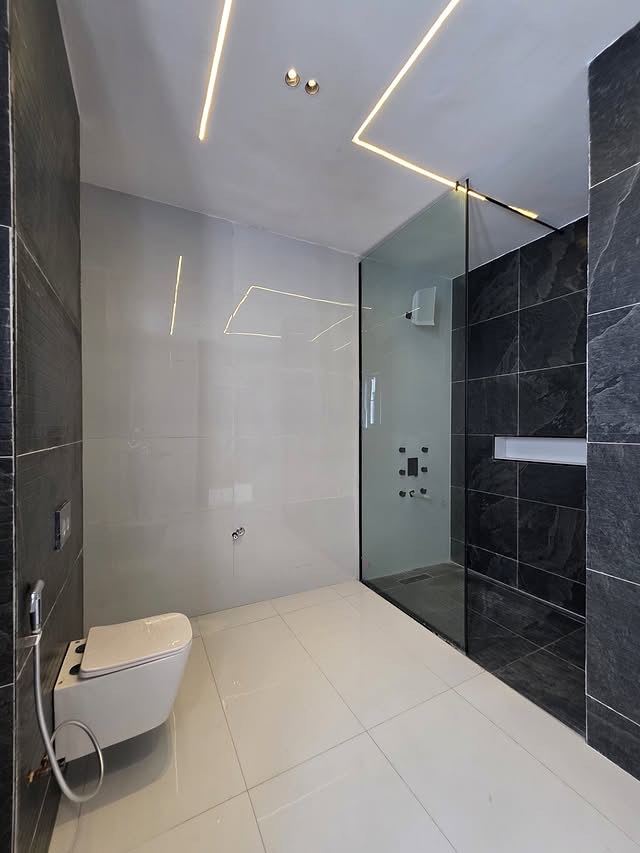 Lagos Luxury: 5-Bed Smart Duplex with Pool & Gym