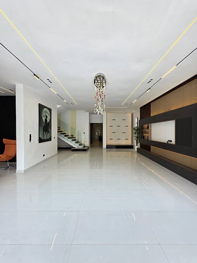 Lagos Luxury: 5-Bed Smart Duplex with Pool & Gym