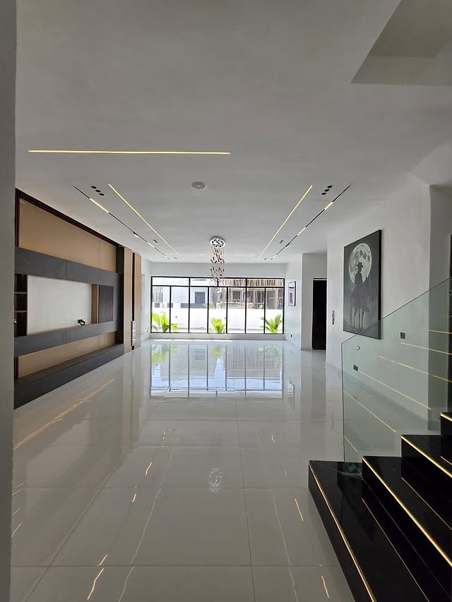 Lagos Luxury: 5-Bed Smart Duplex with Pool & Gym