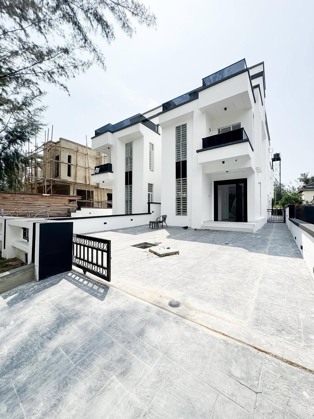 Lekki’s Ultimate 5-Bedroom Oasis with Pool & Rooftop