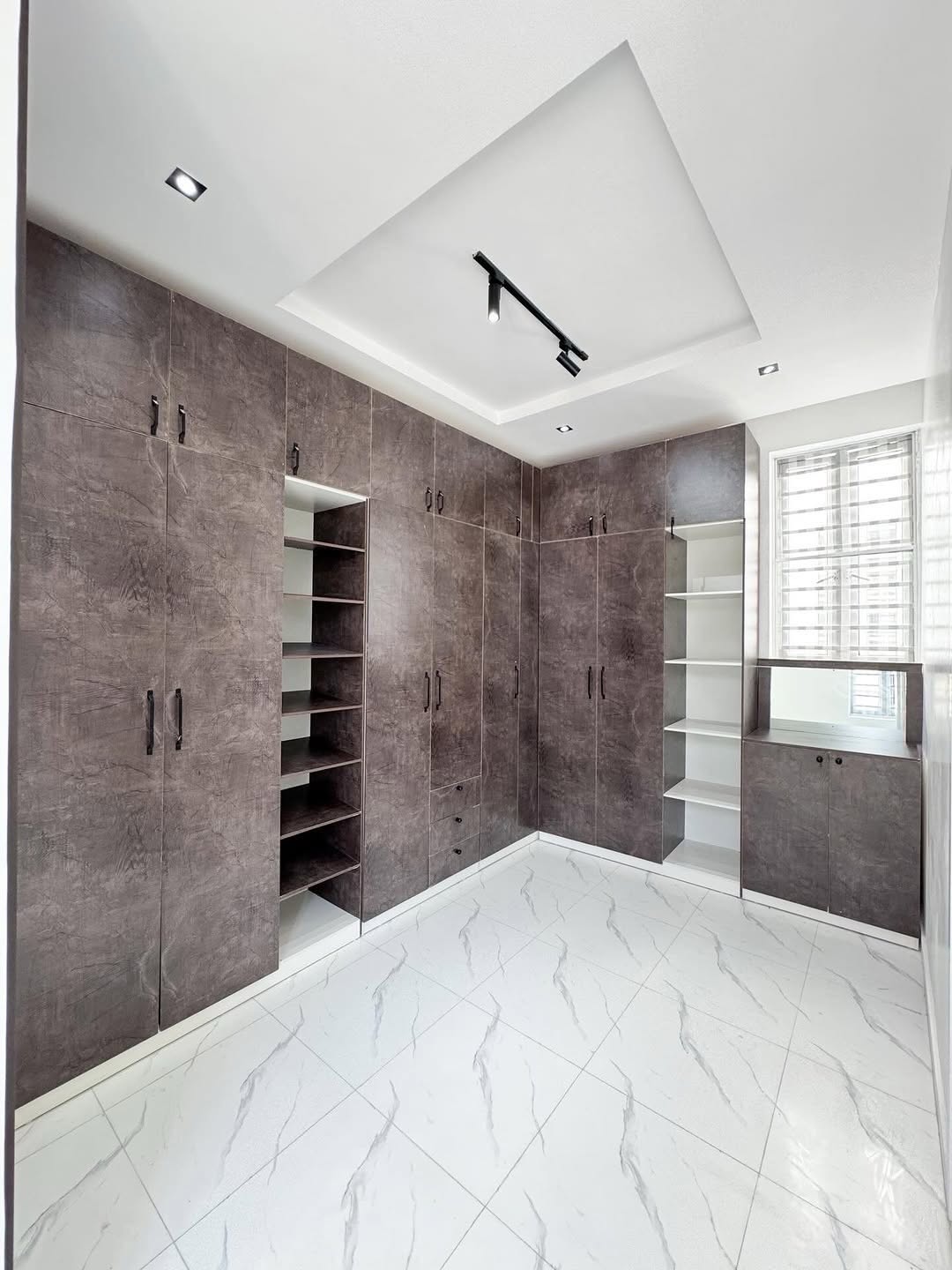 Lekki’s Ultimate 5-Bedroom Oasis with Pool & Rooftop