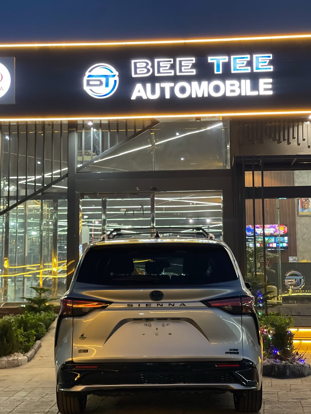 2023 Sienna XSE Hybrid: Luxury Meets 36 MPG