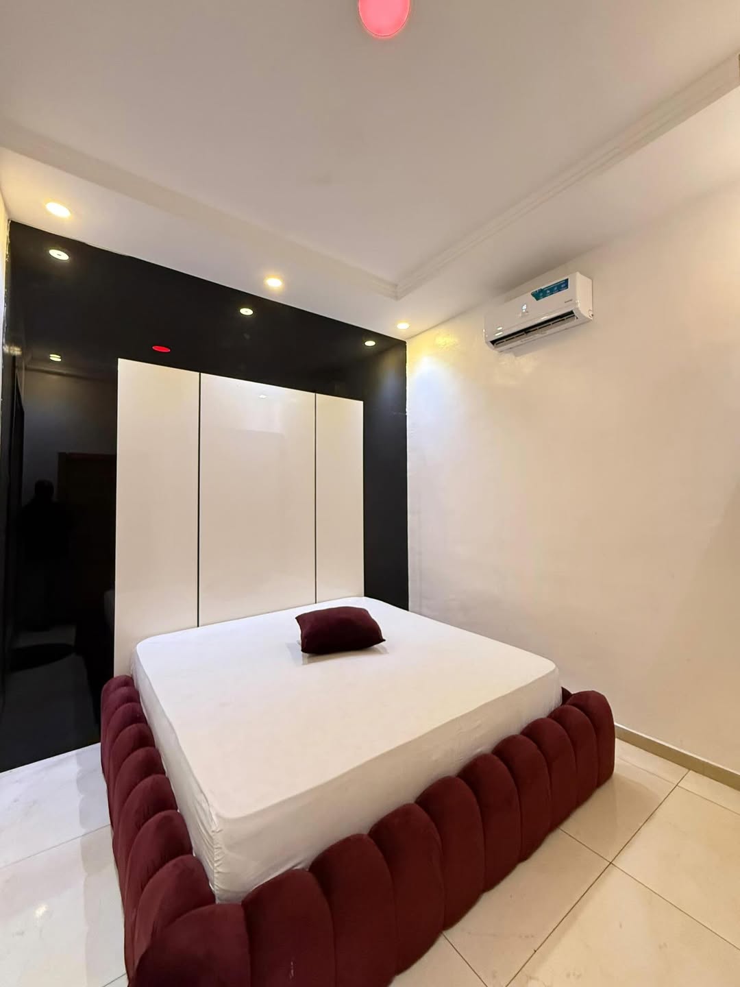 Serene Ikoyi Oasis: Pool, Gym & PS5 Bliss