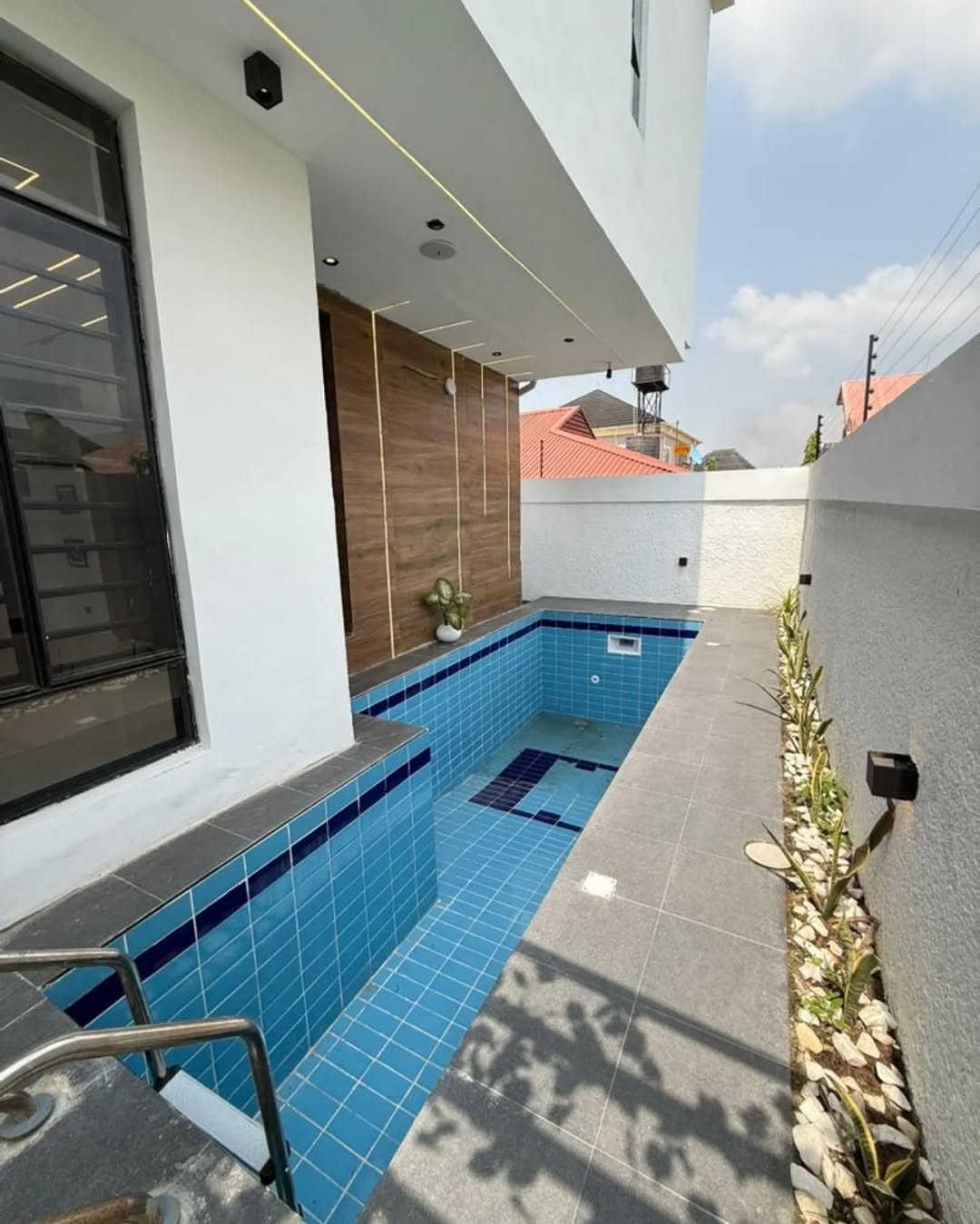 Ajahn Oasis: 5BR Duplex with Pool & Smart Tech