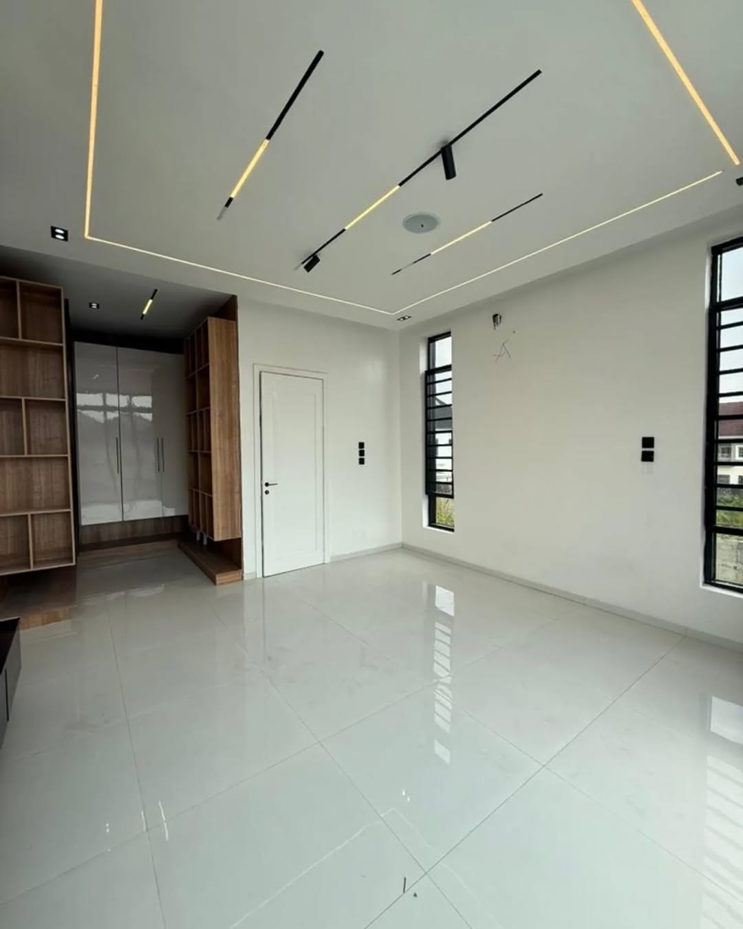 Ajahn Oasis: 5BR Duplex with Pool & Smart Tech