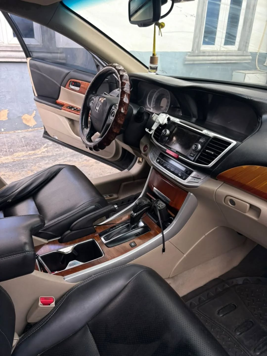 2016-Look Honda Accord: Luxury Upgrade, Low Price