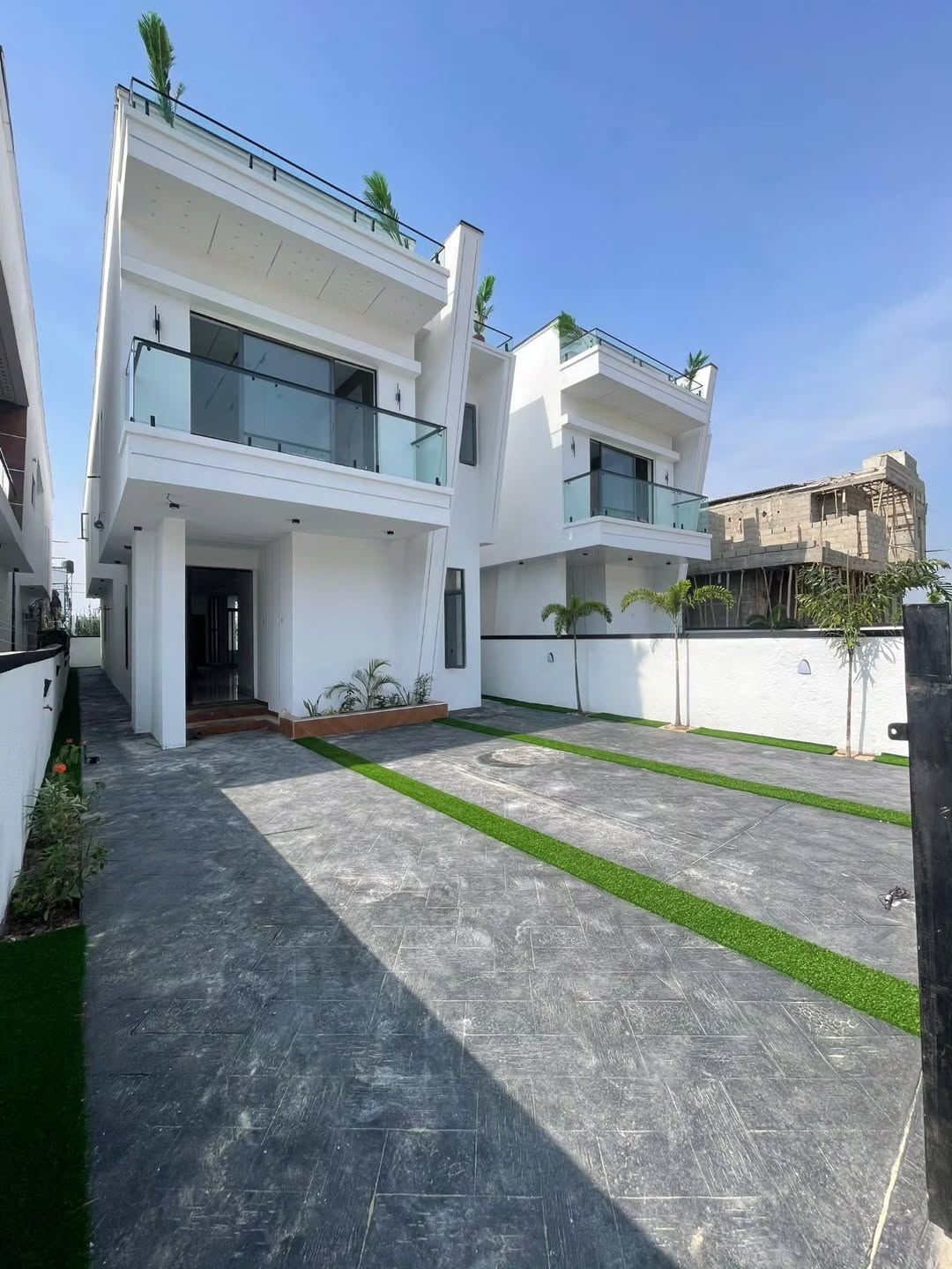 Spacious 5-Bedroom Duplex with Pool in Ajah