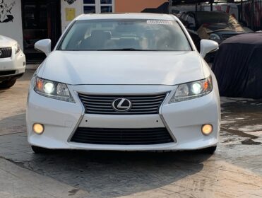 Luxury Lexus ES350: Low-Mileage & Loaded