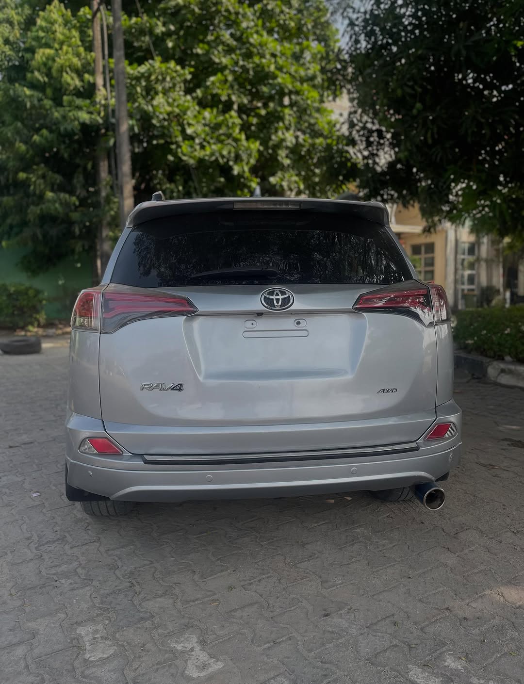 2017 Toyota RAV4 AWD: Sunroof & 360° Tech