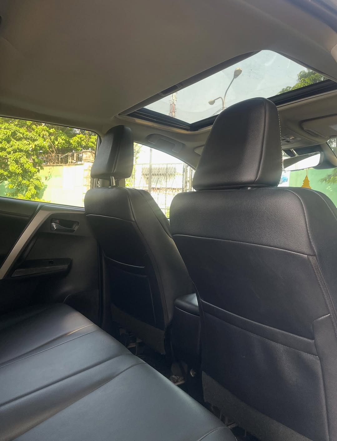 2017 Toyota RAV4 AWD: Sunroof & 360° Tech