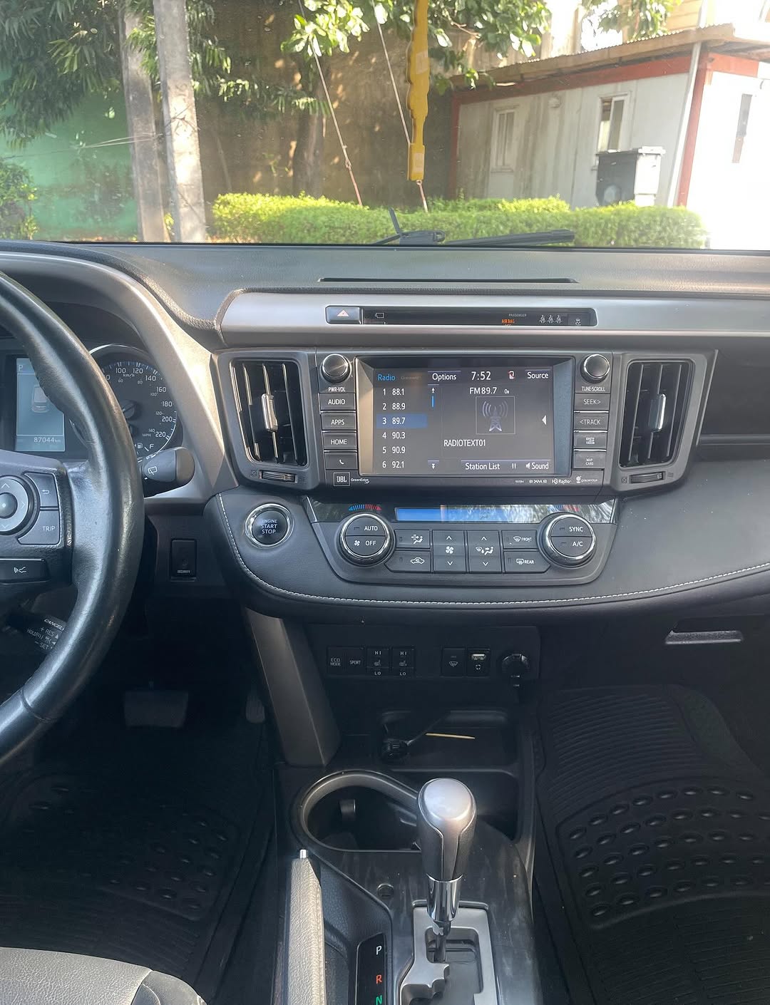 2017 Toyota RAV4 AWD: Sunroof & 360° Tech