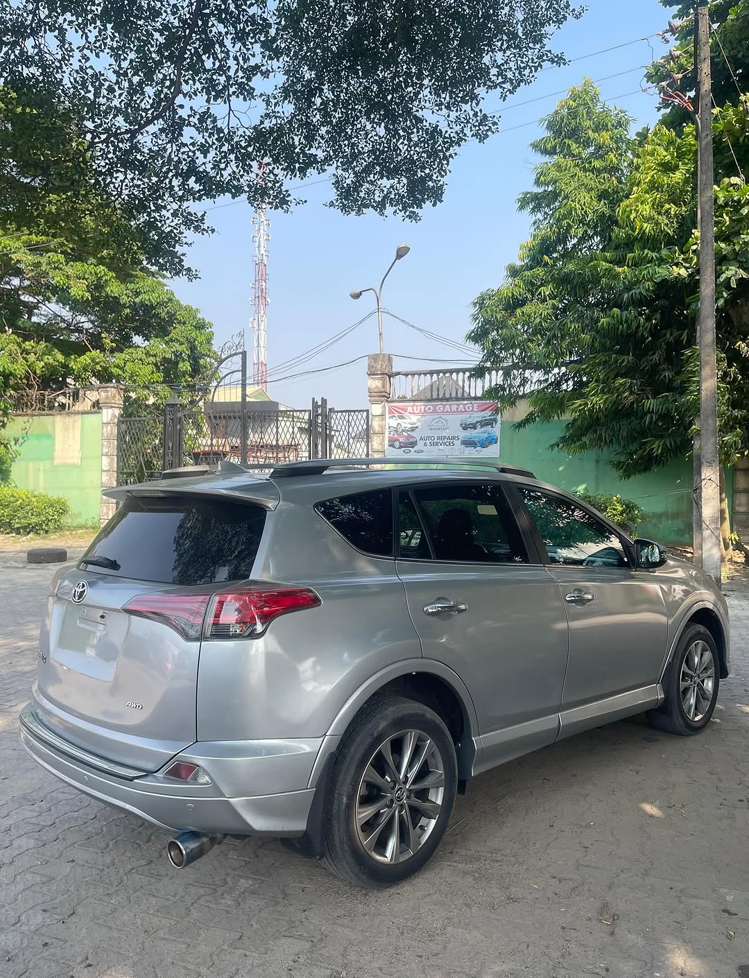 2017 Toyota RAV4 AWD: Sunroof & 360° Tech