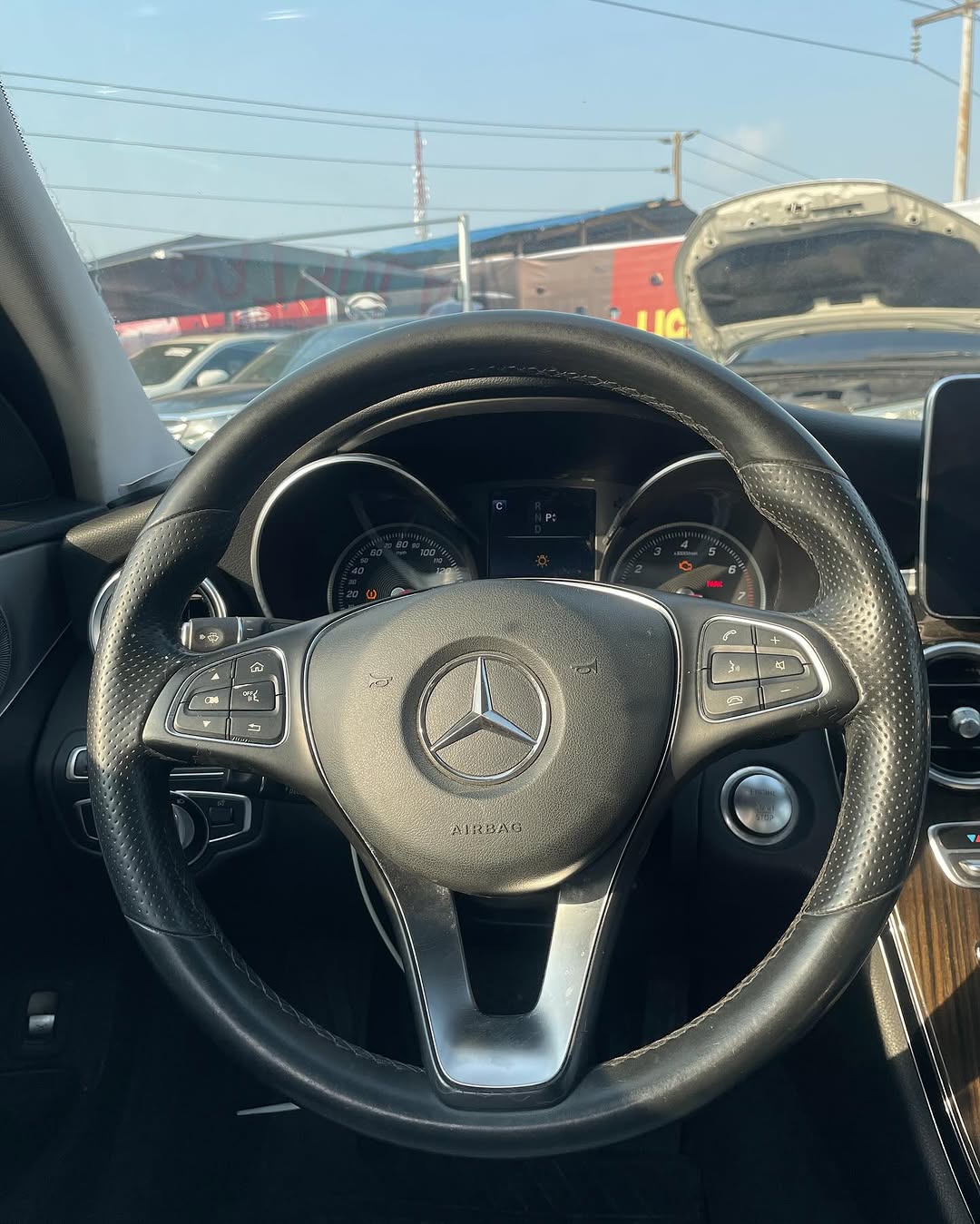 2017 Mercedes C300: Panoramic Sunroof & Premium Tech
