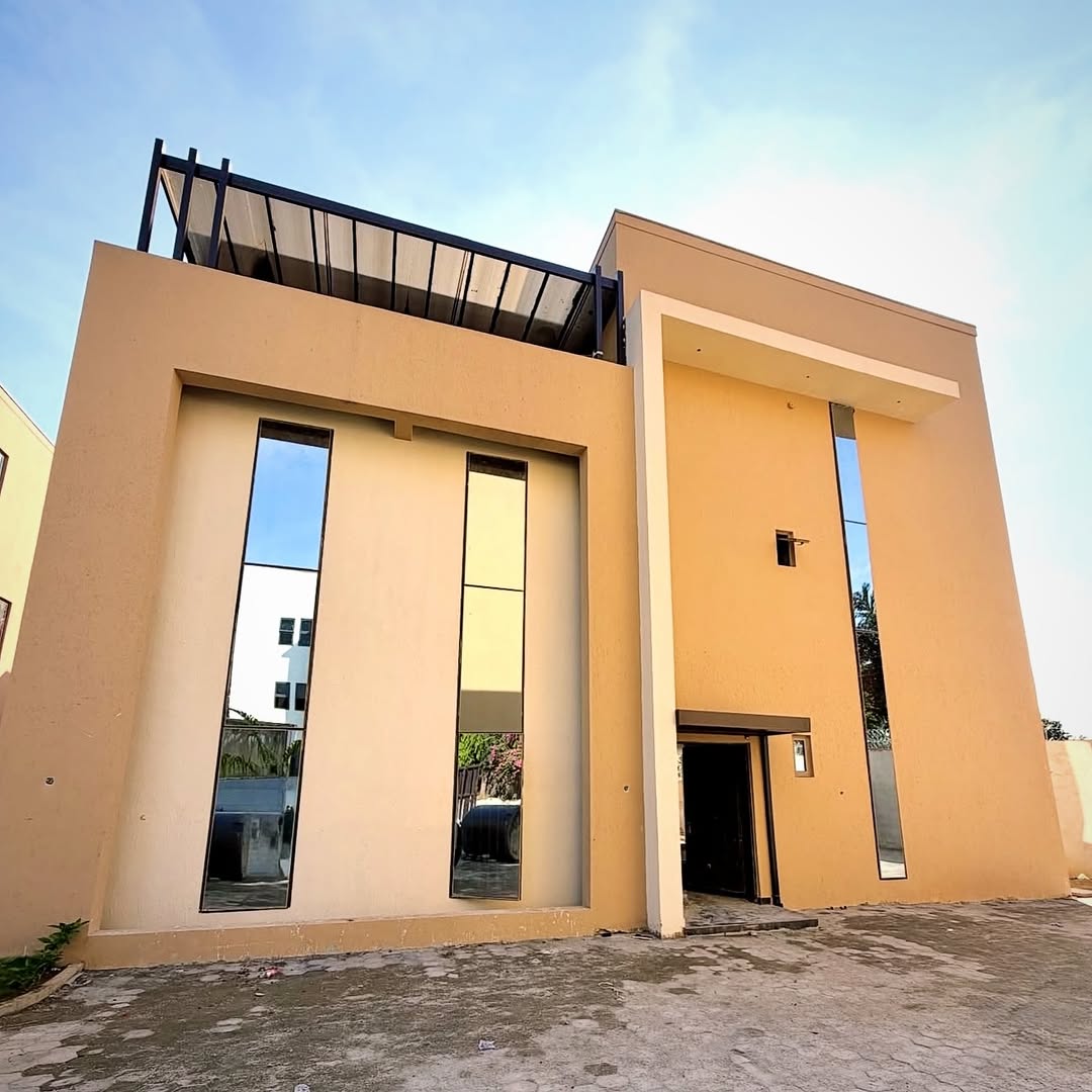 Abuja’s Finest: 5-Bedroom Duplex with Cinema & Elevator