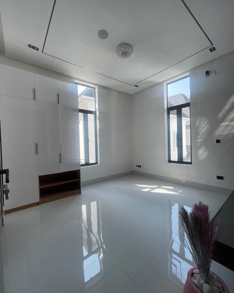 Opulent 5-Bedroom Haven with Resort-Style Pool