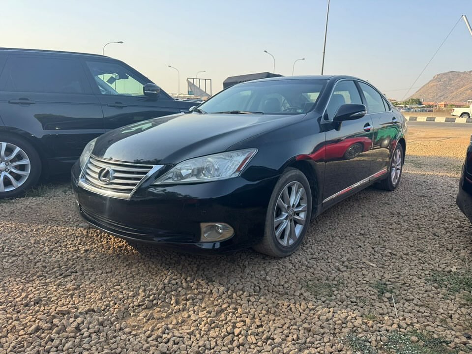 Luxury Lexus ES350: Perfect Drive, Pristine Papers