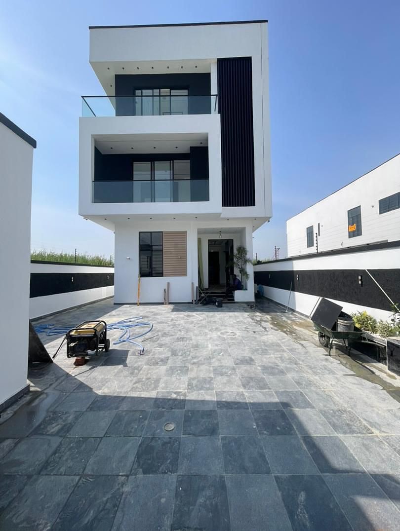 Stunning 5-Bedroom Duplex with Cinema & Pool in Ajah