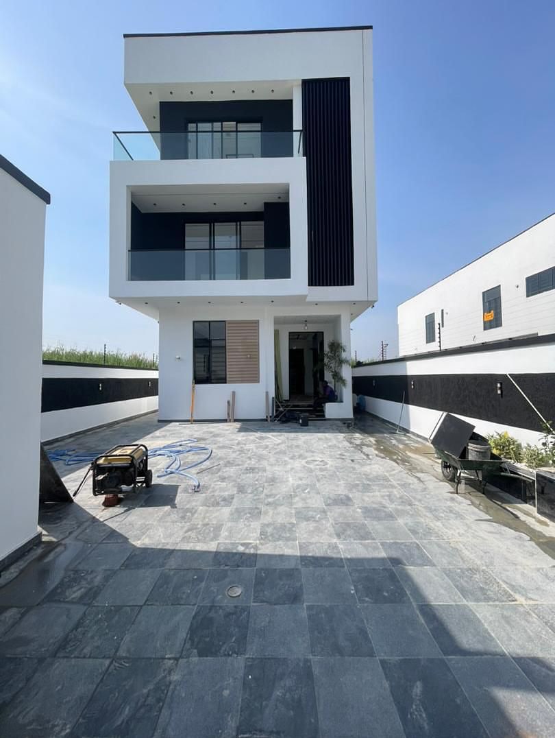 Stunning 5-Bedroom Duplex with Cinema & Pool in Ajah