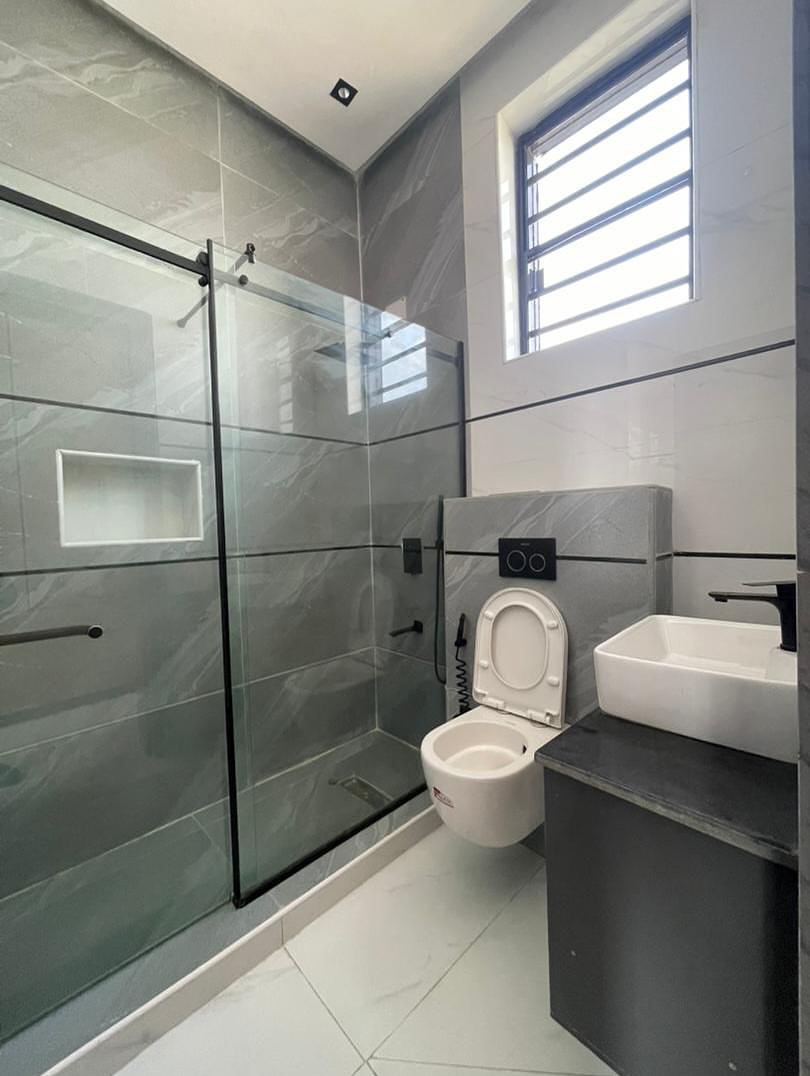 Stunning 5-Bedroom Duplex with Cinema & Pool in Ajah