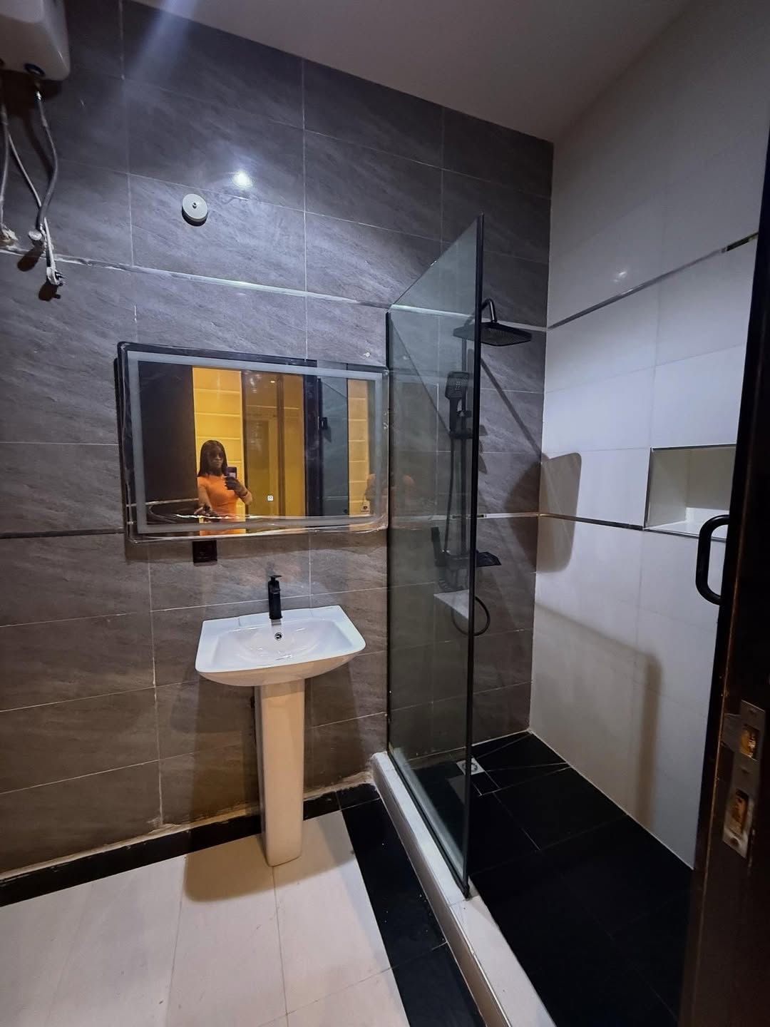 Lekki Phase 1 Gem: Spacious 2 & 3 Bed En-Suite Apartments