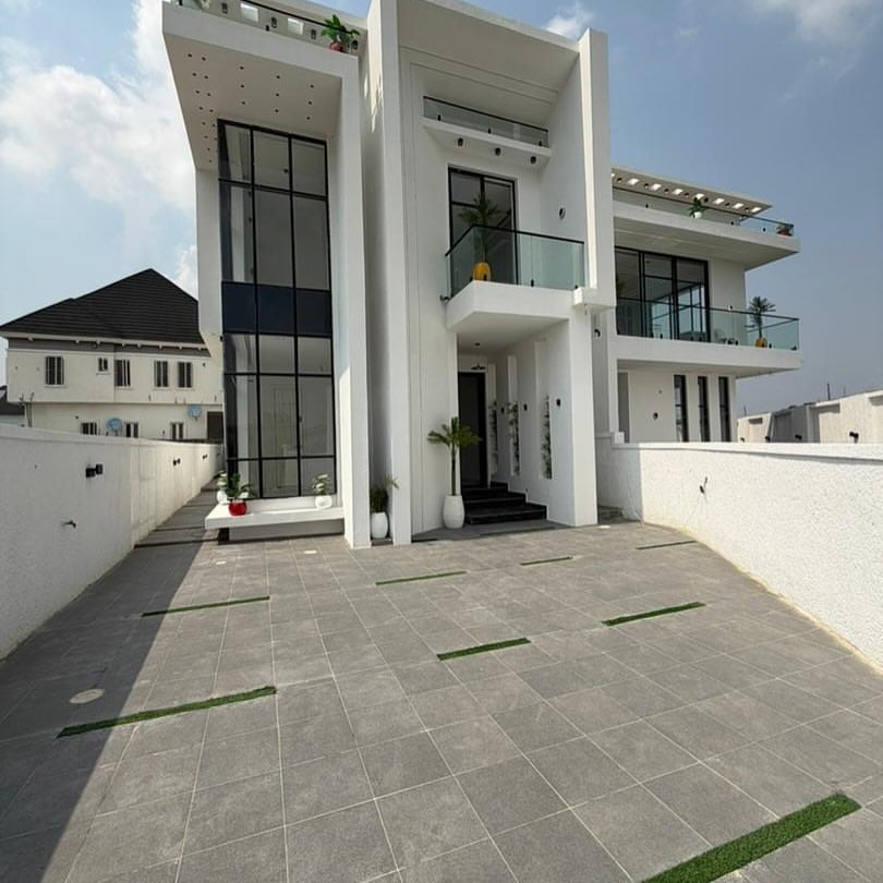 Opulent 5-Bed Duplex with Resort-Style Pool in Chevron