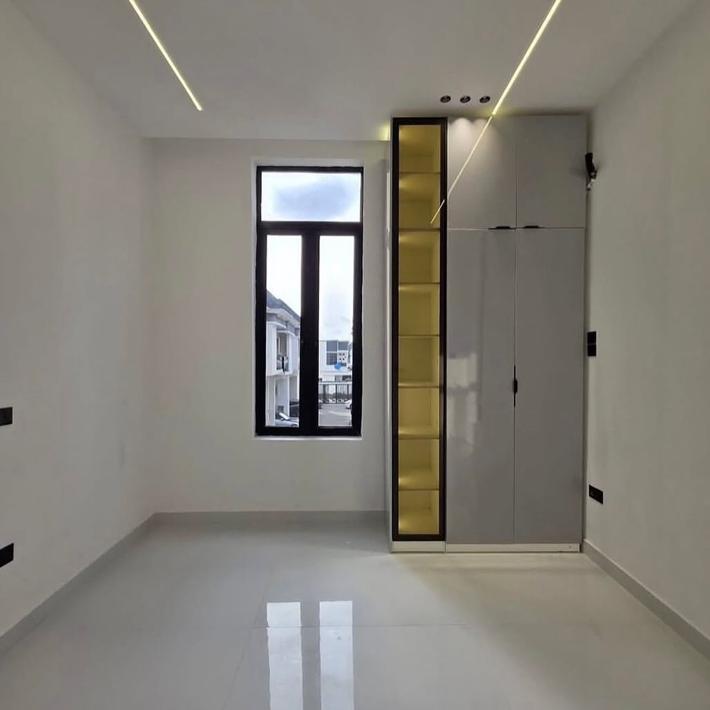 Opulent 5-Bed Duplex with Resort-Style Pool in Chevron