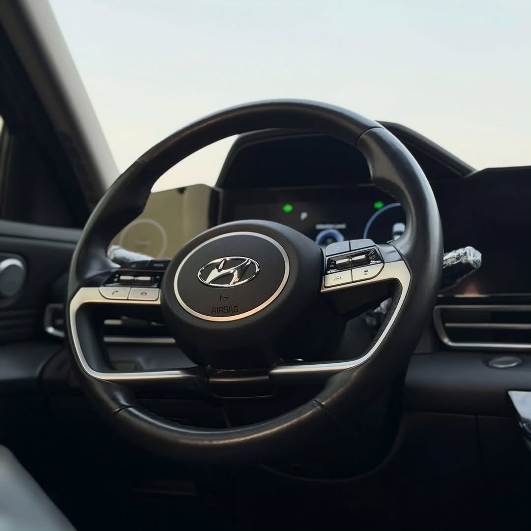 2023 Elantra Luxury: 65K Miles, Premium Style