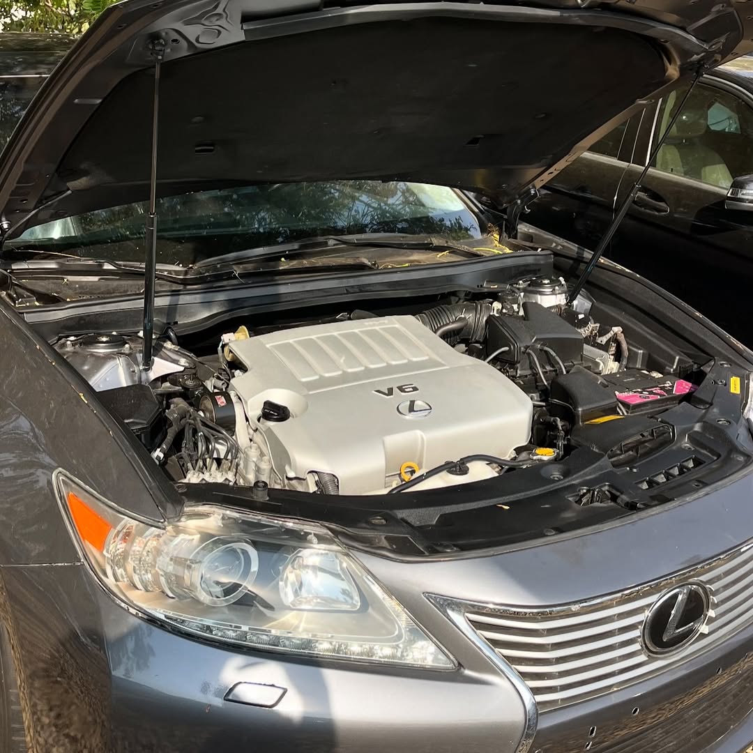 2014 Lexus ES350: Immaculate & Loaded with Tech