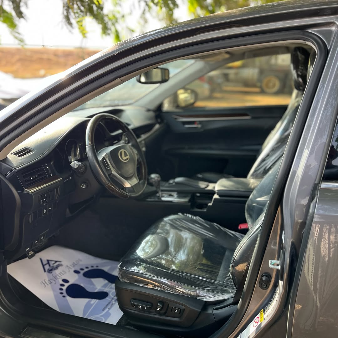 2014 Lexus ES350: Immaculate & Loaded with Tech