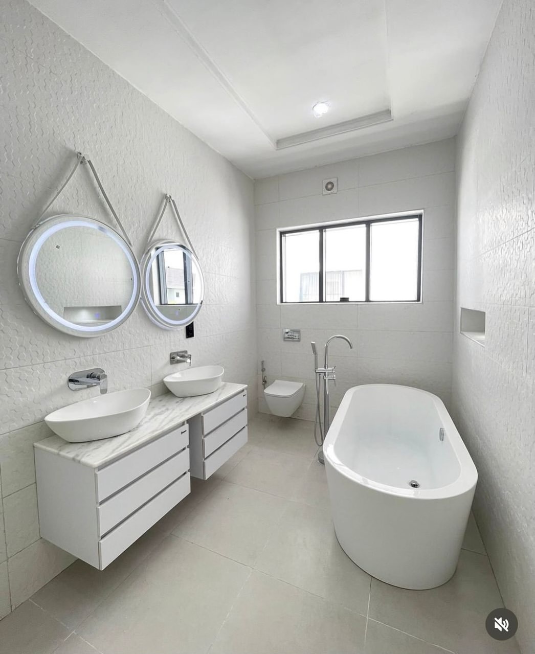 Stunning 5-Bed Duplex with Cinema & Pool in Lekki