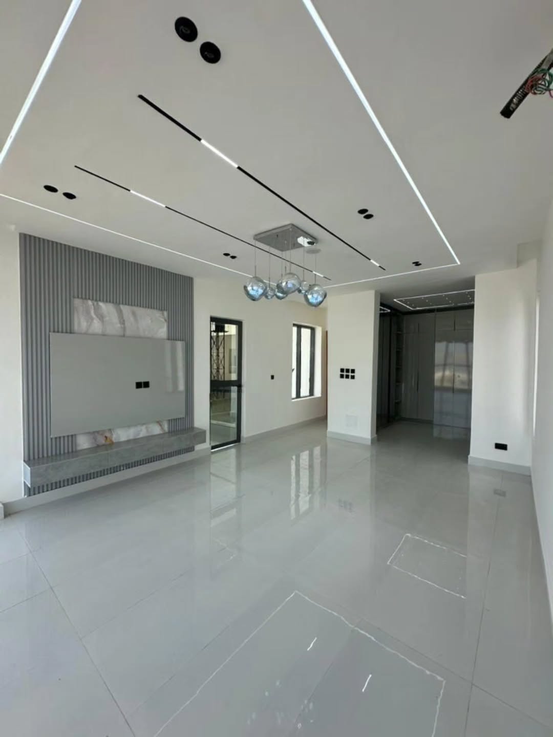 Stunning 5-Bed Duplex with Cinema & Pool in Ajah