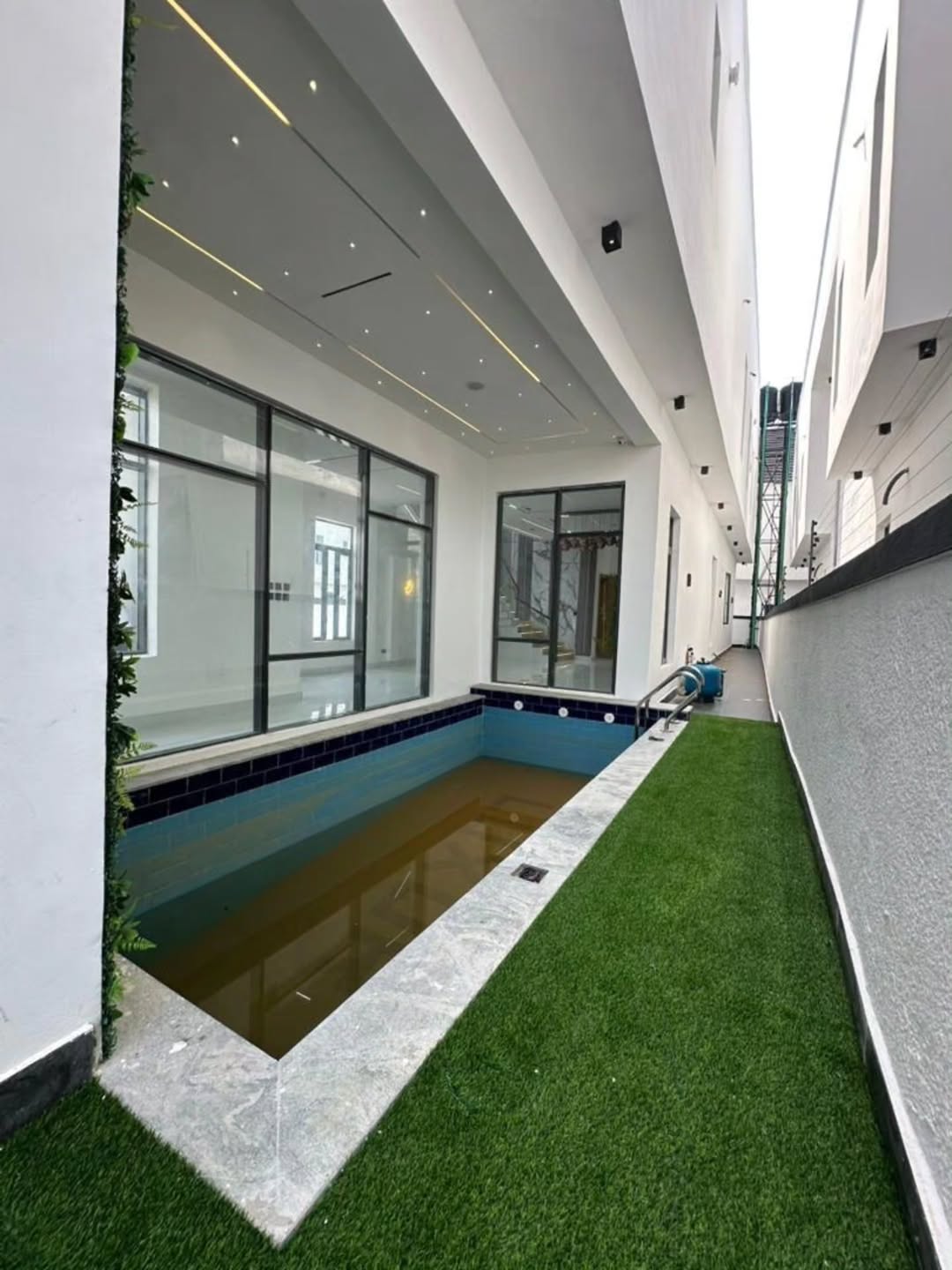 Stunning 5-Bed Duplex with Cinema & Pool in Ajah