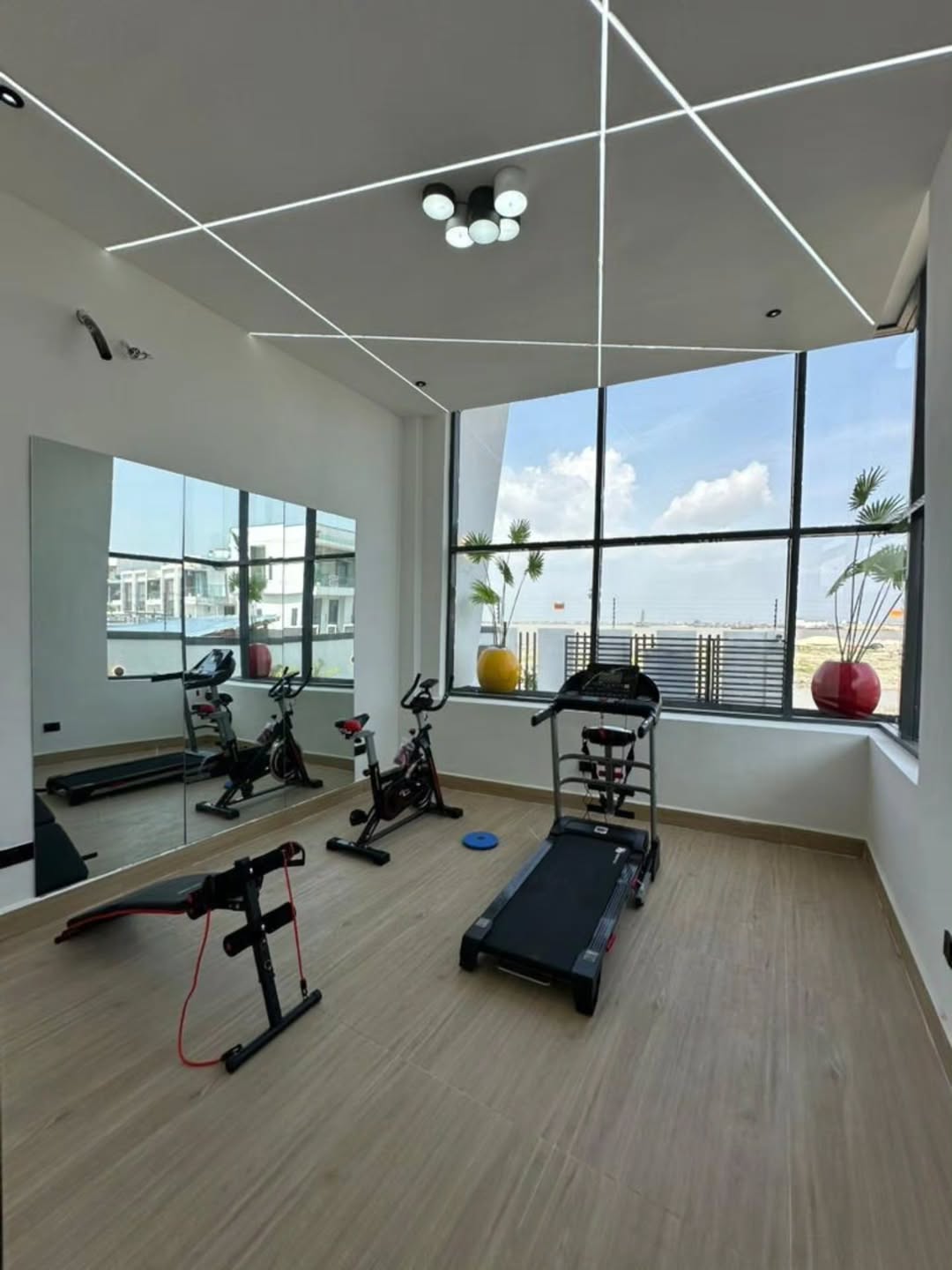 Stunning 5-Bed Duplex with Cinema & Pool in Ajah