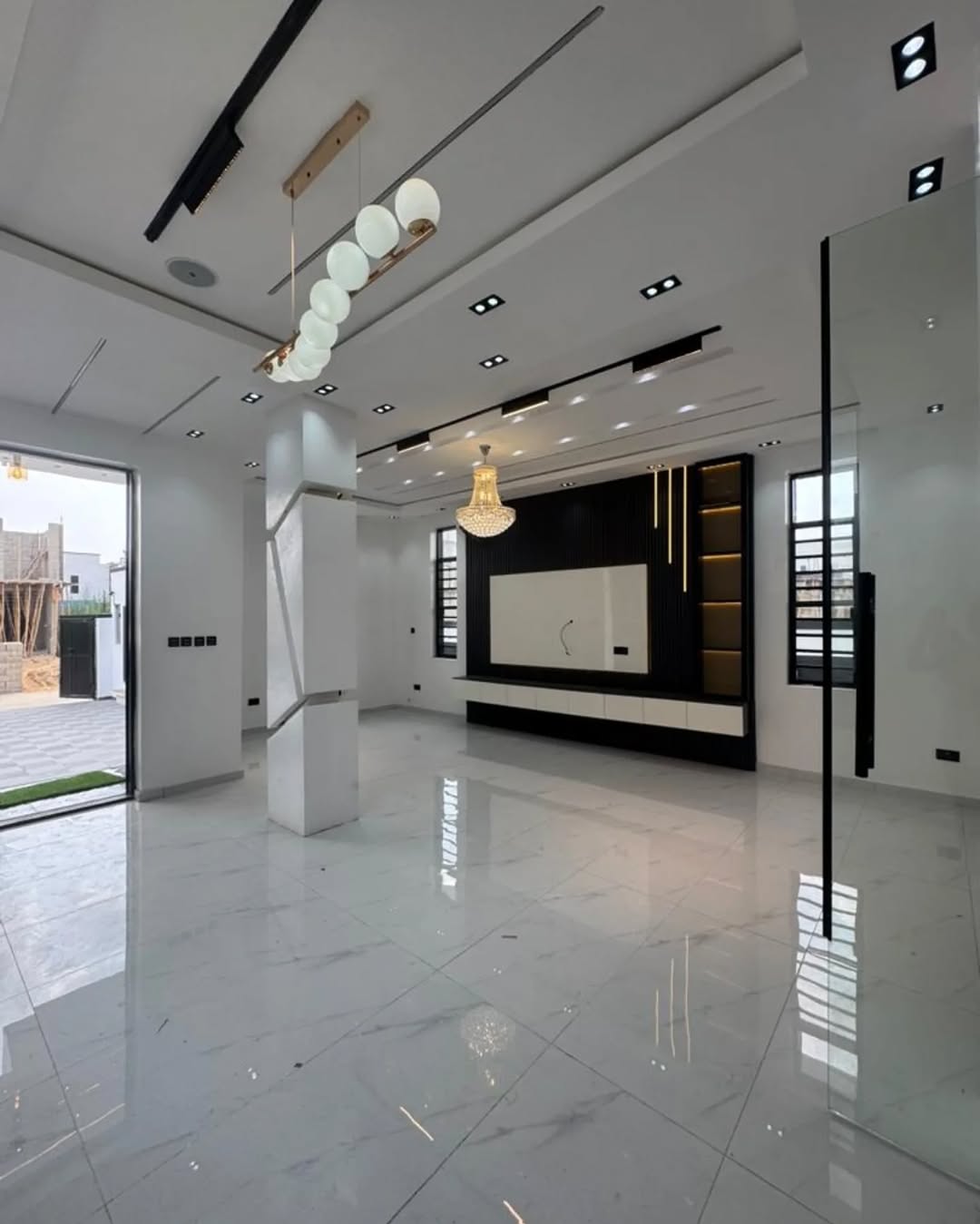 Stunning 5-Bed Duplex with Cinema & Pool in Ajah