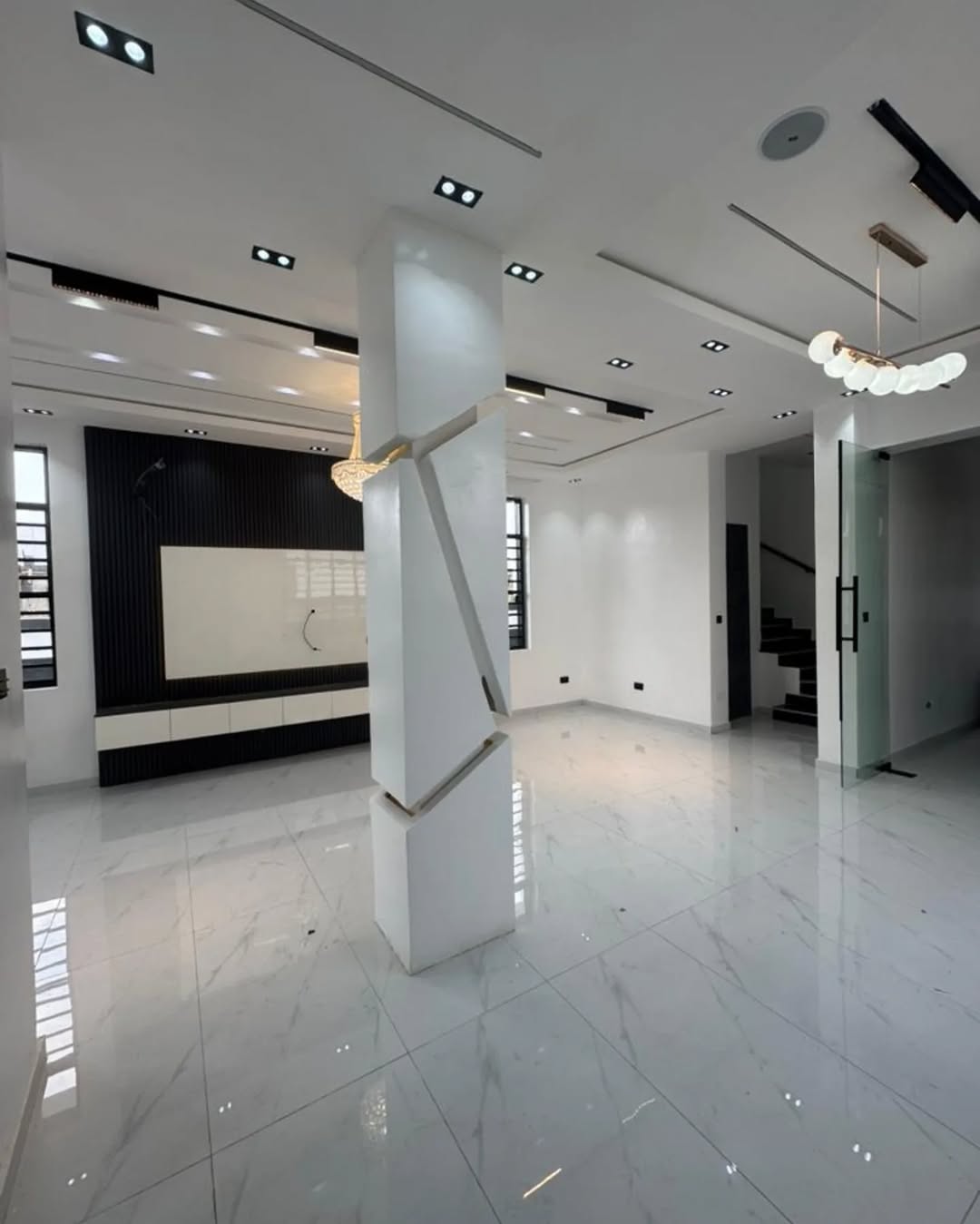 Stunning 5-Bed Duplex with Cinema & Pool in Ajah