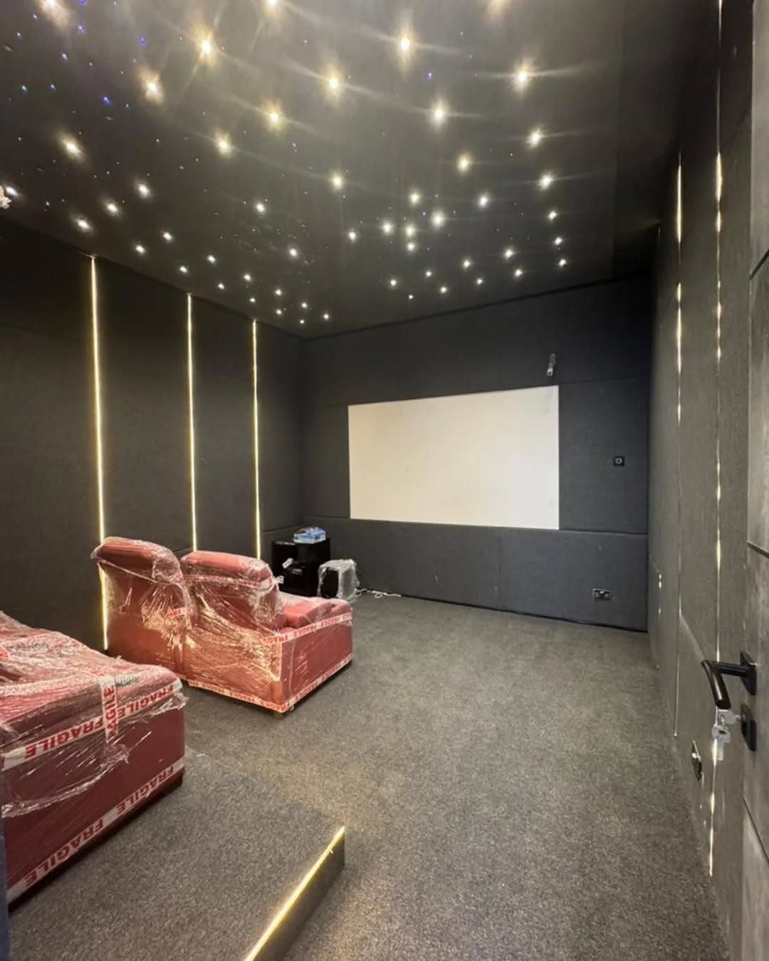 Stunning 5-Bed Duplex with Cinema & Pool in Ajah