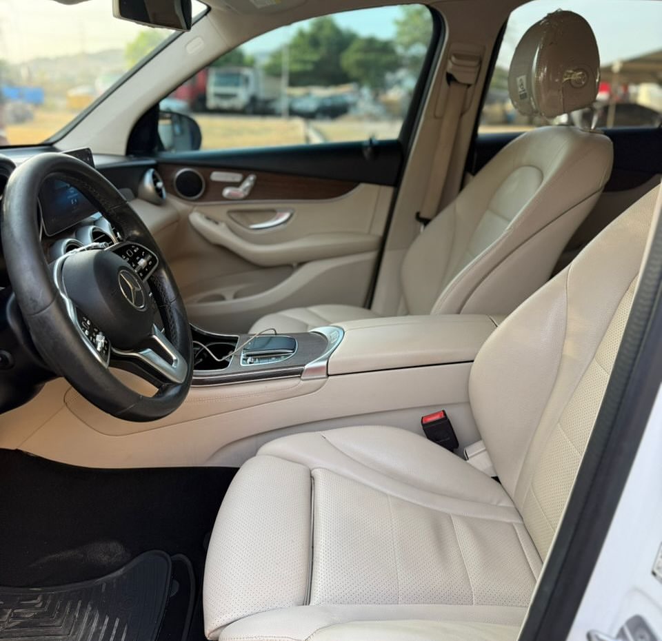 Luxury SUV: Loaded Tech & Heated Seats