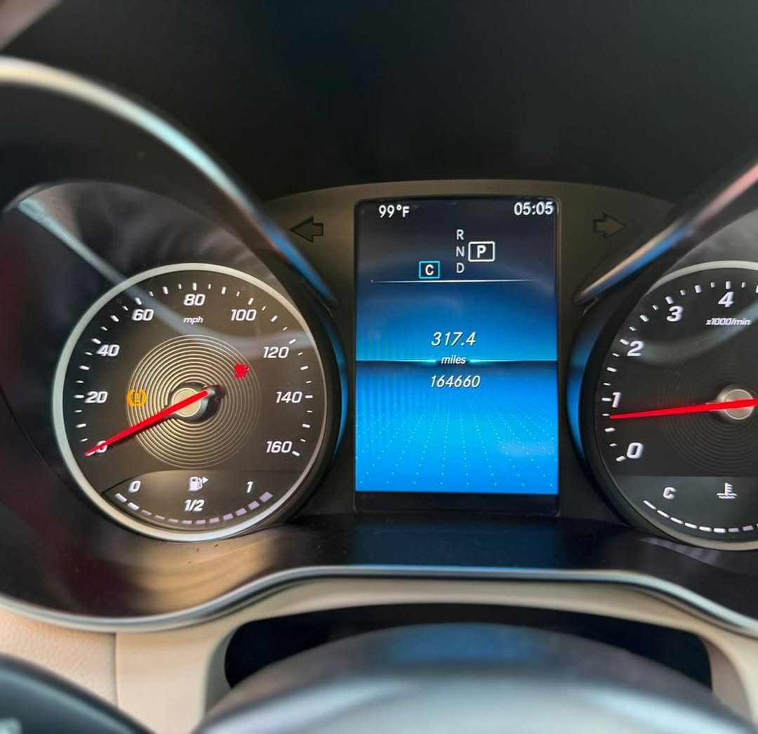 Luxury SUV: Loaded Tech & Heated Seats