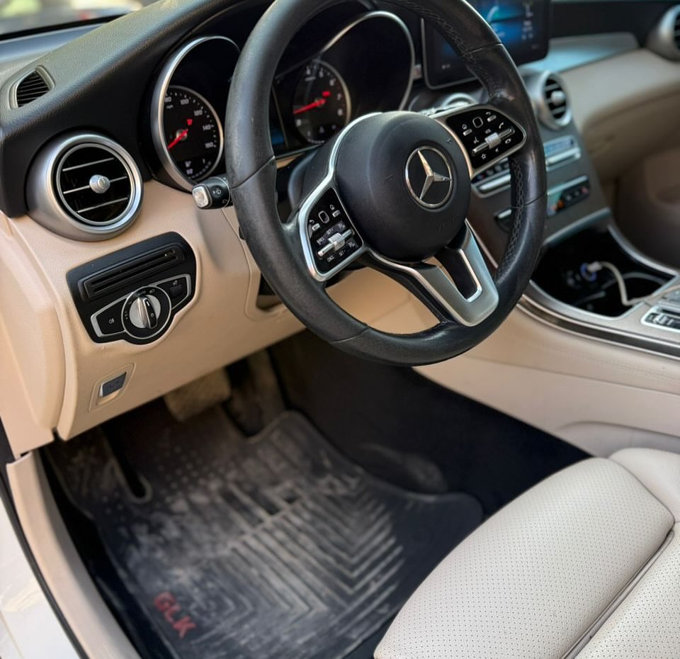 Luxury SUV: Loaded Tech & Heated Seats