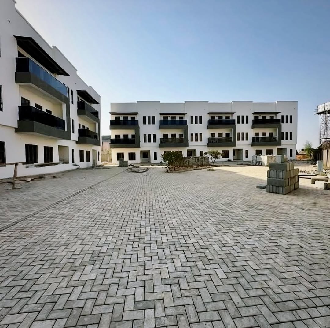 Stunning 5-Bed Terrace Duplex in Serene Mabushi