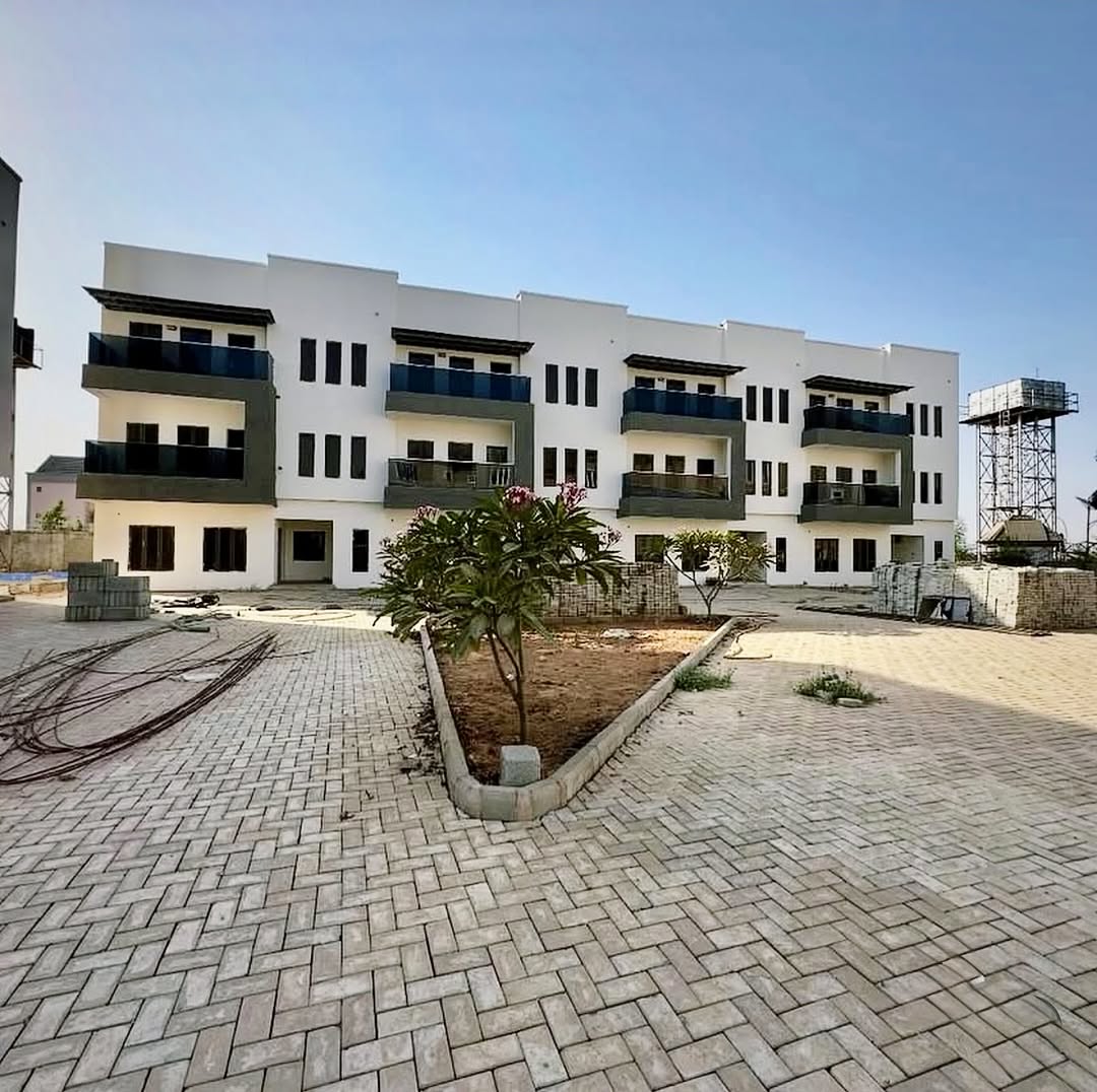 Stunning 5-Bed Terrace Duplex in Serene Mabushi