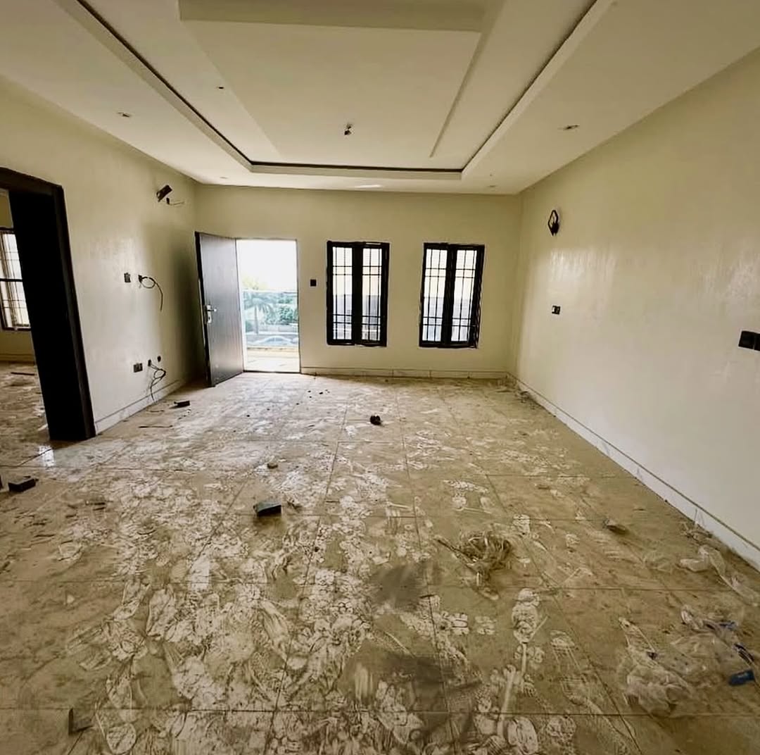 Stunning 5-Bed Terrace Duplex in Serene Mabushi