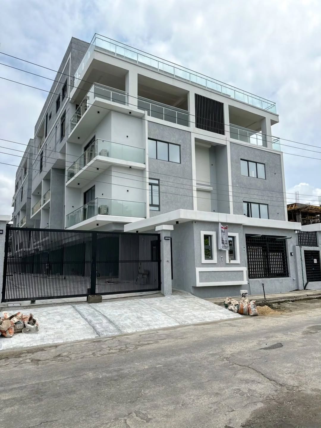 Elevate Your Life: 5-Bed Penthouse with Panoramic Ikoyi Views