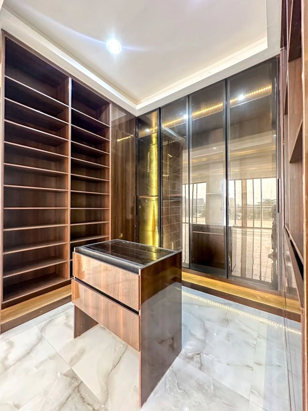 Elevate Your Life: 5-Bed Penthouse with Panoramic Ikoyi Views