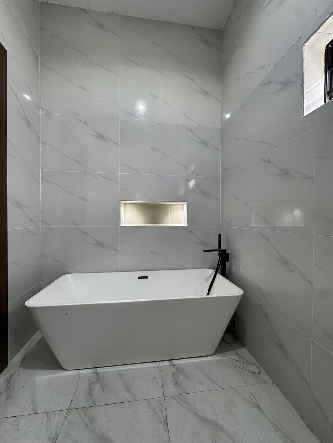 Exquisite 5-Bed Ikate Haven with Jacuzzi & Bulletproof Security