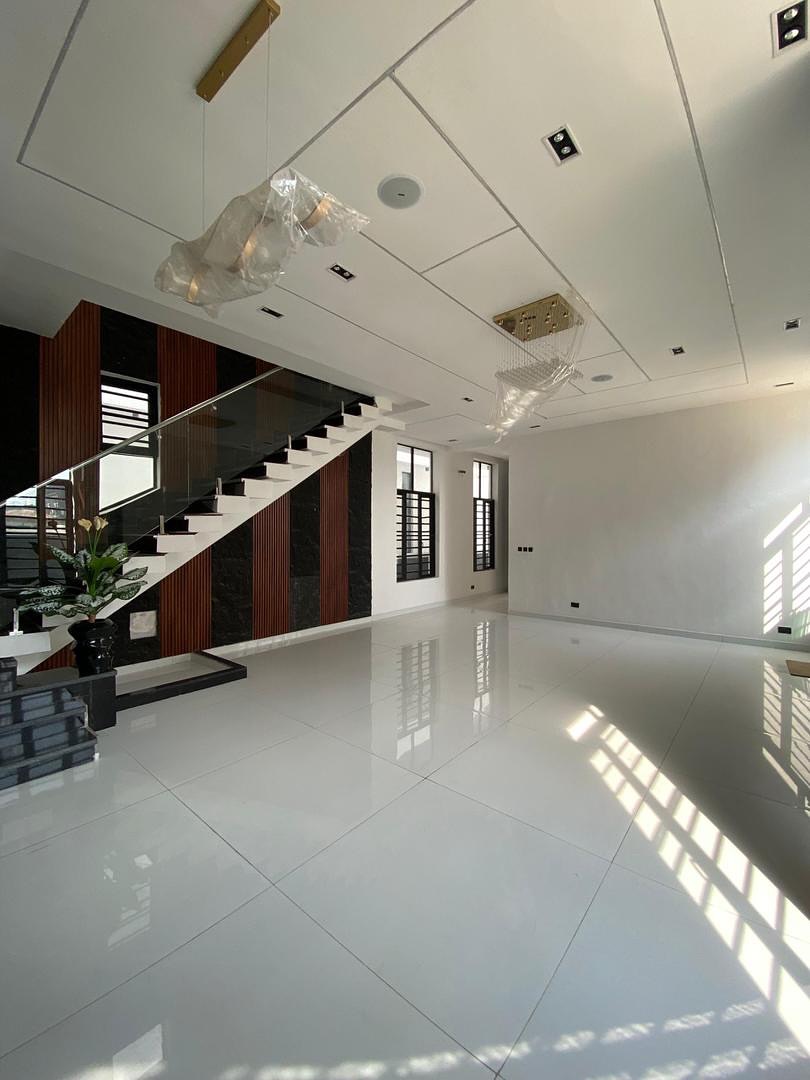 Exquisite 5-Bedroom Haven in Chevron’s Serene Estate