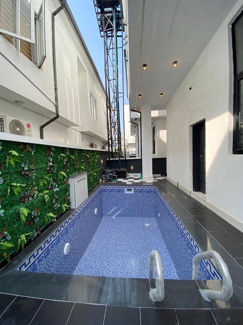 Exquisite 5-Bedroom Haven in Chevron’s Serene Estate