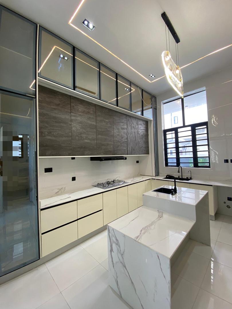 Exquisite 5-Bedroom Haven in Chevron’s Serene Estate